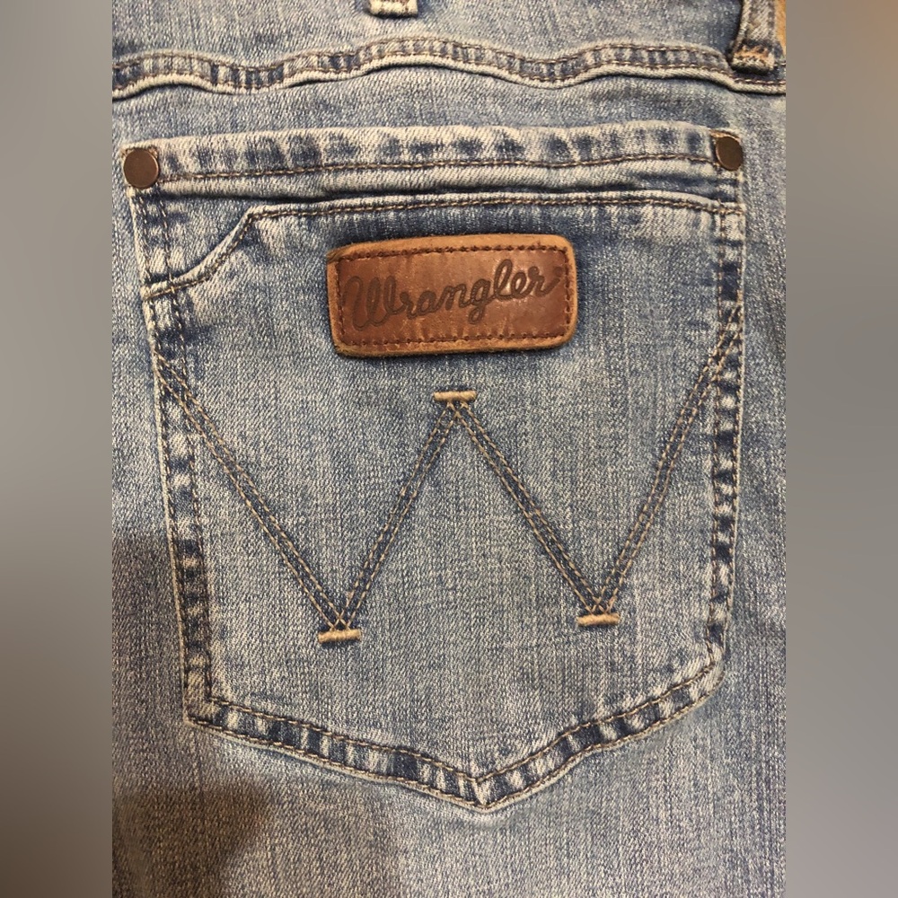 Wrangler Men's Light Blue Straight-Leg Jeans
Retro Slim Straight
Size 34
EUC